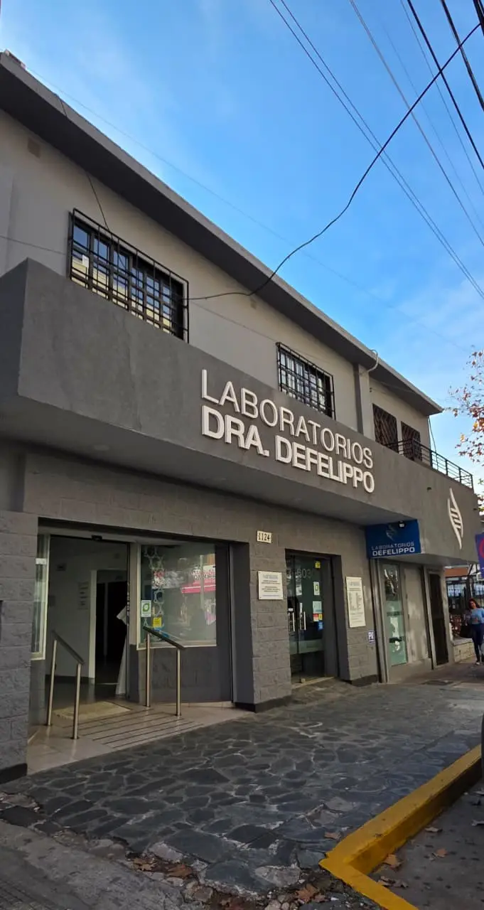 Fachada de Laboratorios Dra. Defelippo en San Miguel
